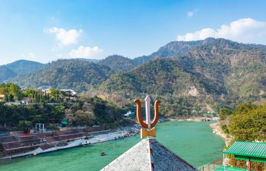 Hint dini sembolü trishul dağ ve mavi gökyüzü arkaplan görüntüsü Haridwar uttrakhand Hindistan 'da 23 Şubat' ta çekilmiştir..