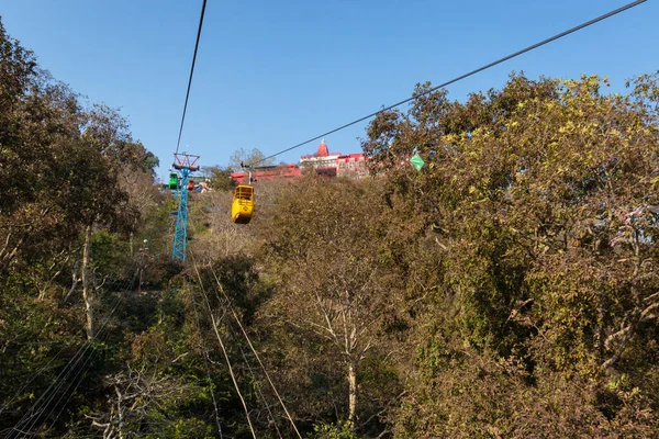 在曼萨 德维寺的绳索路上 用绳索穿过绿林到达山顶的图像 — 图库照片