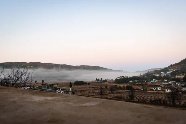 Mała Wioska Podnóża Gór Pokryta Białą Mgłą Dramatyczne Niebo Wschodzie — Zdjęcie stockowe