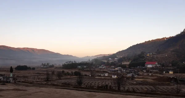 Dağ Eteklerindeki Küçük Köy Beyaz Sislerle Kaplıydı Gün Doğumunda Dramatik — Stok fotoğraf