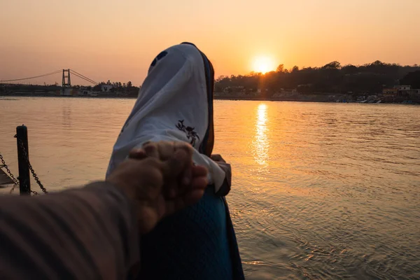 Gün Batımında Ganj Nehri Kıyısında Ele Tutuşan Genç Çift Ganga — Stok fotoğraf