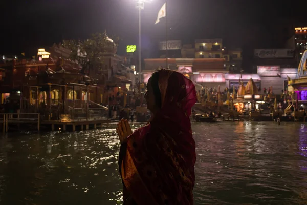 Elszigetelt Hölgy Kíváncsiskodó Szent Gangesz Folyó Folyó Partján Lapos Szögben — Stock Fotó