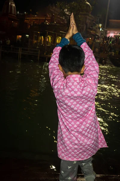 Eristyksissä Oleva Nuori Lapsi Joka Urkkii Pyhää Ganges Jokea Joen — kuvapankkivalokuva