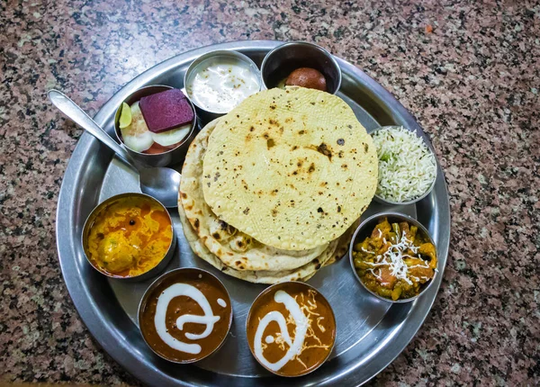 Comida Deliciosa India Con Muchos Platos Locales Desde Ángulo Superior — Foto de Stock