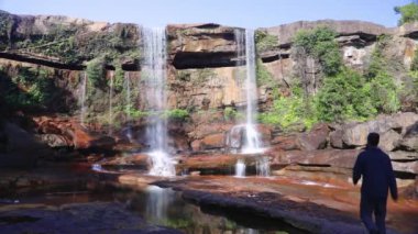 Genç adam, el değmemiş doğal şelalenin tadını çıkarıyordu. Gün içinde, Hindistan 'daki Phe Fall Meghalaya' da çekilen alçak açı videosundan düşüyordu..