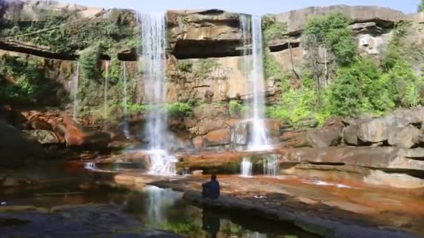Joven Hombre Disfrutando Prístina Cascada Natural Que Cae Cima Montaña — Vídeo de stock