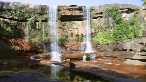 Joven Hombre Disfrutando Prístina Cascada Natural Que Cae Cima Montaña — Vídeo de stock