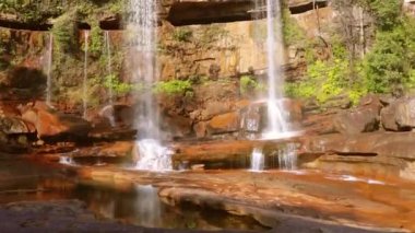 Gündüzleri dağların tepesinden düşen el değmemiş doğal şelale farklı açılardan çekilen video phe fall meghalaya Hindistan 'da çekilmiştir..