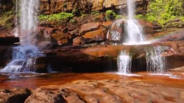 Gündüzleri dağların tepesinden düşen el değmemiş doğal şelale farklı açılardan çekilen video phe fall meghalaya Hindistan 'da çekilmiştir..