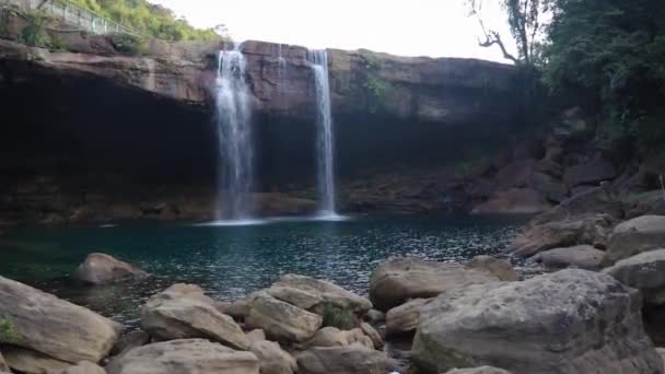 清澈的天然岩石瀑布从山顶上落下来的溪流从黄石公园拍摄的平角录像拍下来 — 图库视频影像