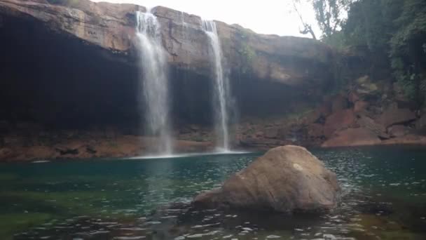 Pristine Natural Rocky Waterfall Falling Streams Mountain Top Morning Flat — стоковое видео