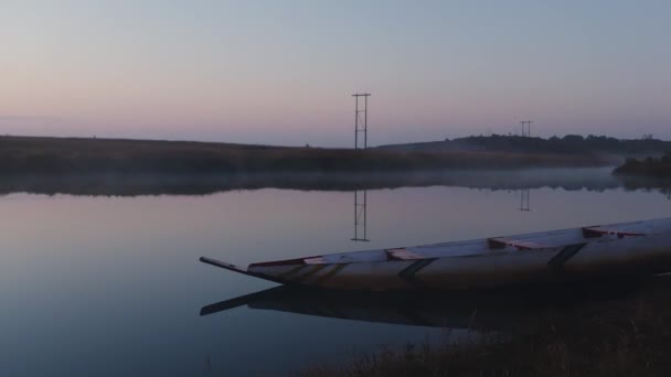 Ήρεμη Λίμνη Ομίχλη Κίνηση Πάνω Από Νερό Παραδοσιακό Ξύλινο Σκάφος — Αρχείο Βίντεο