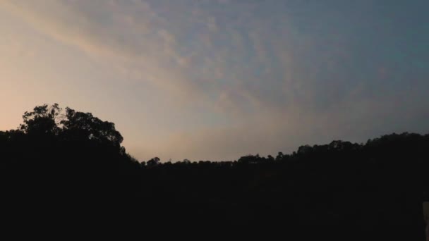 Gün Batımında Dramatik Turuncu Gökyüzü Bulutları Sabah Vakti Dağların Gölgesinde — Stok video