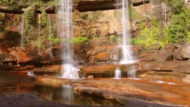 Orörda Naturliga Vattenfall Faller Från Bergstoppen Skogen Dagen Från Olika — Stockvideo