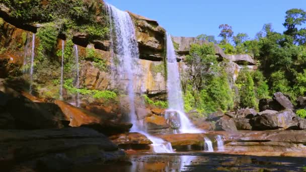 Unberührte Natürliche Wasserfall Fällt Von Berggipfel Wäldern Tag Aus Verschiedenen — Stockvideo