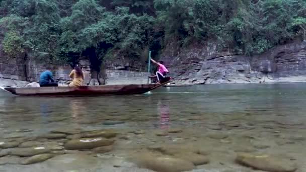 River Clear Water Traditional Wood Boat Running Different Angle Video — Stock Video