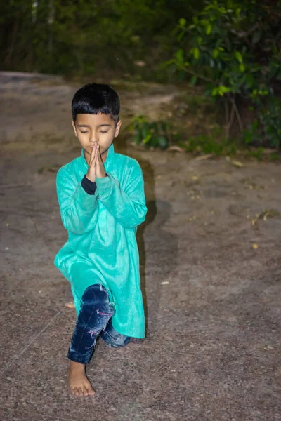 Jeune Enfant Méditant Robe Traditionnelle Soir Sous Différents Angles — Photo