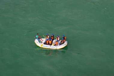 Çetelerin ortasında insanlarla dolu bir sal teknesi 15 Mar 2022 'de Rishikesh uttrakhand Hindistan' da çekildi..