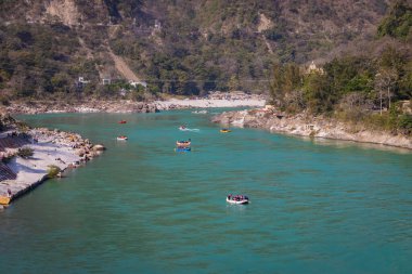 Ganj Nehri 'nin ortasındaki botların çoğu 15 Mar 2022' de Rishikesh uttrakhand Hindistan 'da çekildi..