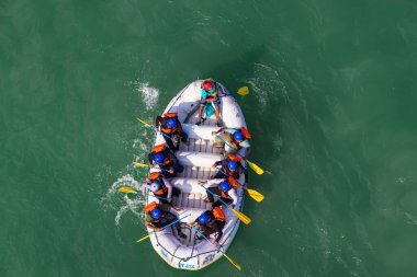 Çetelerin ortasında insanlarla dolu bir sal teknesi 15 Mar 2022 'de Rishikesh uttrakhand Hindistan' da çekildi..