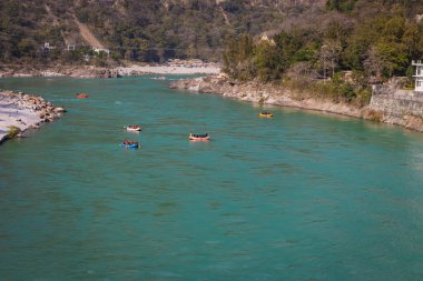 Ganj Nehri 'nin ortasındaki botların çoğu 15 Mar 2022' de Rishikesh uttrakhand Hindistan 'da çekildi..