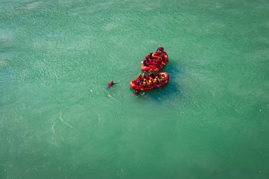 Ganj Nehri 'nin ortasındaki saldaki insanların kurtarılması 15 Mar 2022' deki Rishikesh uttrakhand Hindistan 'da çekildi..
