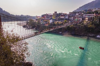 Lakshman Jhula Demir Asma Köprüsü, 15 Mar 2022 'de Rishikesh uttrakhand Hindistan' da çekilmiştir..
