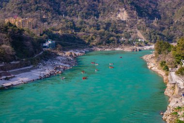 Ganj Nehri 'nin ortasındaki botların çoğu 15 Mar 2022' de Rishikesh uttrakhand Hindistan 'da çekildi..