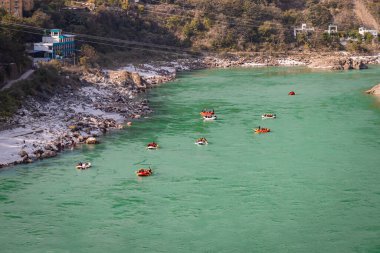 Ganj Nehri 'nin ortasındaki botların çoğu 15 Mar 2022' de Rishikesh uttrakhand Hindistan 'da çekildi..