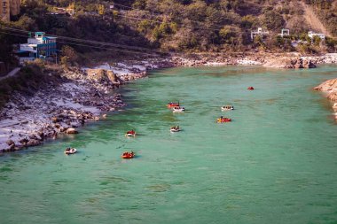 Ganj Nehri 'nin ortasındaki botların çoğu 15 Mar 2022' de Rishikesh uttrakhand Hindistan 'da çekildi..