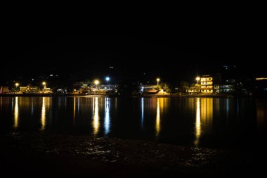 Gece su yansıması ile şehir gece görüşü Rishikesh uttrakhand Hindistan 'da uzun pozlu çekim görüntüsü alınır.