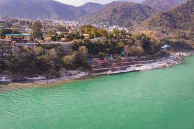 Nehir kenarına kurulmuş şehir ile dağların arasından akan Ganj nehri 15 Mar 2022 'de Rishikesh uttrakhand Hindistan' da çekilir..
