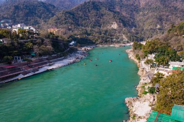 Nehir kenarına kurulmuş şehir ile dağların arasından akan Ganj nehri 15 Mar 2022 'de Rishikesh uttrakhand Hindistan' da çekilir..