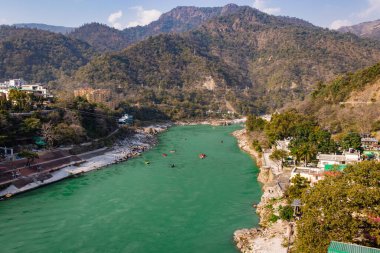 Nehir kenarına kurulmuş şehir ile dağların arasından akan Ganj nehri 15 Mar 2022 'de Rishikesh uttrakhand Hindistan' da çekilir..