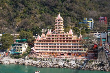 Gündüz Ganj Nehri kıyısındaki eski Hindu tapınağı düz açılı görüntüler, 15 Mar 2022 'de Lakshman jhula rishikesh uttrakhand Hindistan' da çekildi..