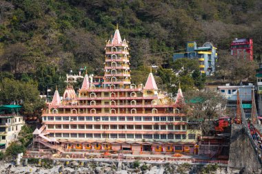 Antik Hindu tapınağı çok katlı bir günde düz açılı görüntü, 15 Mar 2022 'de Lakshman Jhula rishikesh uttrakhand Hindistan' da çekildi..