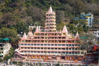 Antik Hindu tapınağı çok katlı bir günde düz açılı görüntü, 15 Mar 2022 'de Lakshman Jhula rishikesh uttrakhand Hindistan' da çekildi..