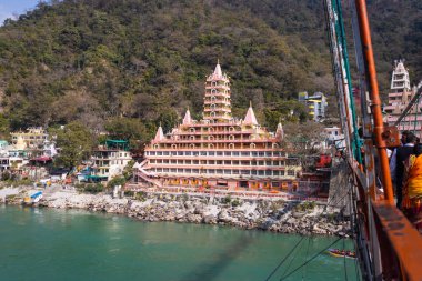 Gündüz Ganj Nehri kıyısındaki eski Hindu tapınağı düz açılı görüntüler, 15 Mar 2022 'de Lakshman jhula rishikesh uttrakhand Hindistan' da çekildi..