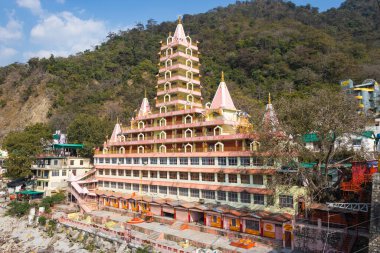 Antik Hindu tapınağı çok katlı bir günde düz açılı görüntü, 15 Mar 2022 'de Lakshman Jhula rishikesh uttrakhand Hindistan' da çekildi..