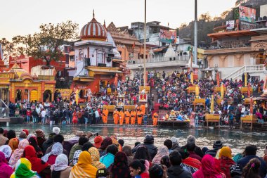 Akşamları Ganj 'da toplanan dindar insanlar 15 Mar 2022' de har ki pauri haridwar uttrakhand Hindistan 'da görüntülenir..