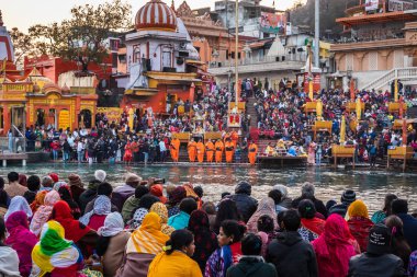 Akşamları Ganj 'da toplanan dindar insanlar 15 Mar 2022' de har ki pauri haridwar uttrakhand Hindistan 'da görüntülenir..