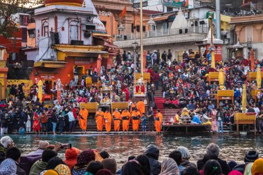 Akşamları Ganj 'da toplanan dindar insanlar 15 Mar 2022' de har ki pauri haridwar uttrakhand Hindistan 'da görüntülenir..