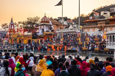 Akşamları Ganj 'da toplanan dindar insanlar 15 Mar 2022' de har ki pauri haridwar uttrakhand Hindistan 'da görüntülenir..