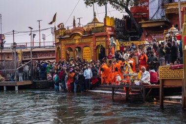 Akşamları Ganj 'da toplanan dindar insanlar 15 Mar 2022' de har ki pauri haridwar uttrakhand Hindistan 'da görüntülenir..