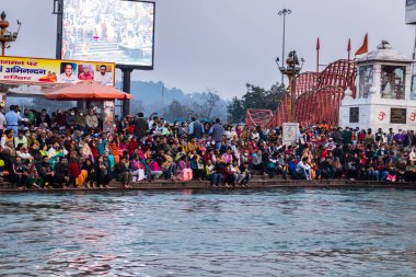 Akşamları Ganj 'da toplanan dindar insanlar 15 Mar 2022' de har ki pauri haridwar uttrakhand Hindistan 'da görüntülenir..