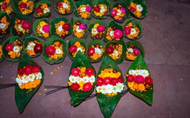 yeşil yaprak tenceresi üst açıdan tapınakta renkli çiçeklerle dolu.