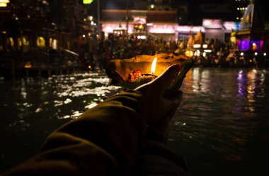 Gangsterler için aarti saksısı tutan dindar gece duası yapan.