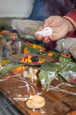 Gece karanlığında kabuklu ve bulanık arkaplanlı kutsal tanrının dini ayinini yapmaya kendini adamışsın.