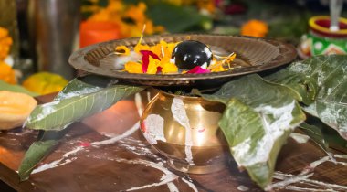 Gece karanlığında bulanık arkaplanı olan kutsal Tanrı 'ya dua et.