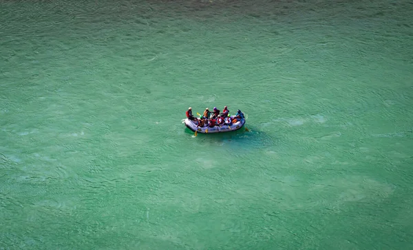 Floßboot Mit Menschen Der Mitte Des Ganges Flusses Von Oben — Stockfoto